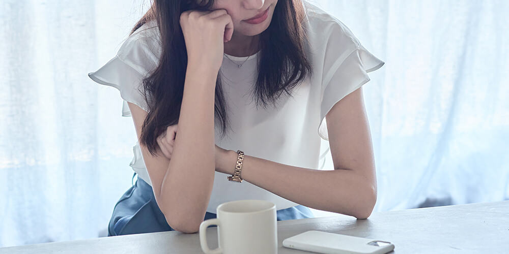 悩む女性